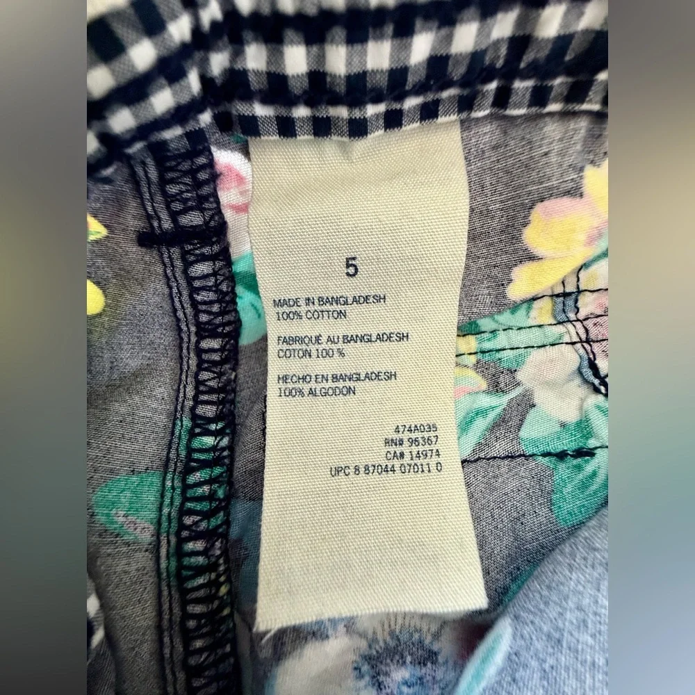 🌺 OshKosh B’gosh Girls Navy Floral Shorts | Size 5 - Picture 4 of 7